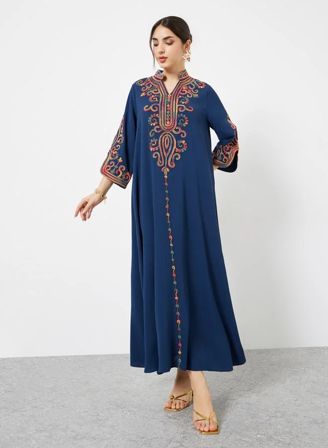 أميرة جلابية مطرزة بأكمام مشقوقة باللون الأزرق الداكن